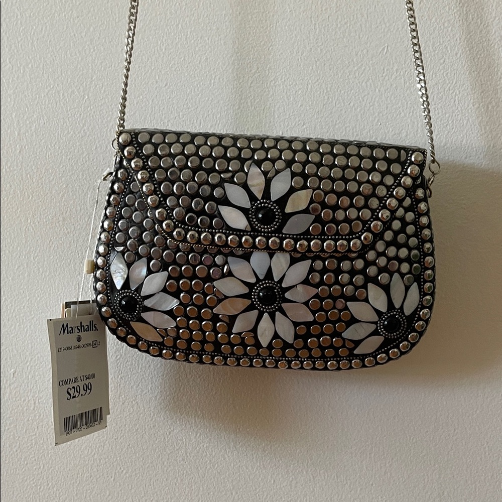 Antik Kraft Silver Metal Clutch